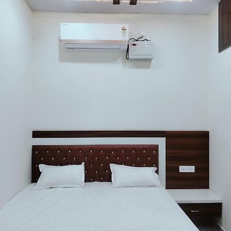 Goenka Home Stay Barsana Chhata Extérieur photo